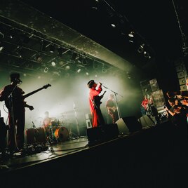 Maverick Mom、対バンツアー「-干渉-」で見せたクジラ夜の街との特別な一夜
