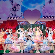 ＝LOVE「10年目もずっと一緒に」思い出と感謝にあふれた周年コンサート、ドーム追加公演発表に歓声