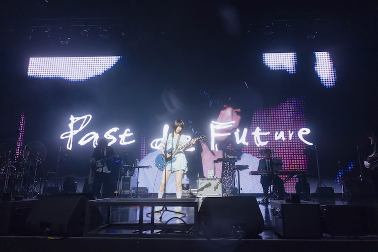 韓国のファンの前で「Past die Future」をパフォーマンスするano。（撮影：横山マサト）