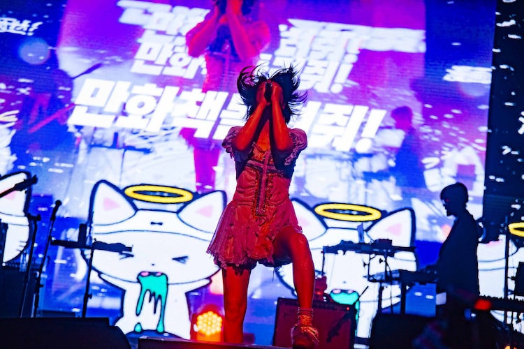 韓国のファンの前で「貸しっぱなしデスティニー」をパフォーマンスするano。（撮影：横山マサト）