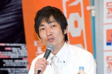 さえない表情でM-1優勝後の不安やプレッシャーを語るNON STYLE石田。