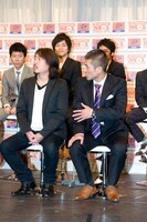 笑い飯（前列）