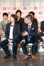 笑い飯（前列）