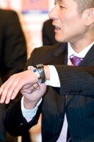 笑い飯哲夫がM-1で優勝するために去年から付けているというパワーストーン。哲夫の公約「優勝逃したら全身に般若心経書いて耳を削ぎ落とす」は、この日の会見で一番の爆笑をさらっていた。