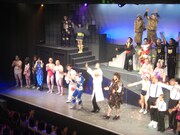 初回公演は大成功。こうしてみると、キュートンも違和感なく見られる。