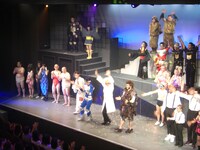 初回公演は大成功。こうしてみると、キュートンも違和感なく見られる。