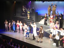 初回公演は大成功。こうしてみると、キュートンも違和感なく見られる。