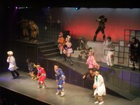 未来からやってきたロボットと江戸時代の妖怪の戦いをダンスパフォーマンスで演じる。ダンサーたちの演技も見事。