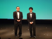 20周年を祝う31日間のイベントの幕開けということで、正装で現れたバッファロー吾郎の二人。 (c)よしもとクリエイティブ・エージェンシー