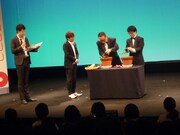 土肥ポン太プロデュースの植花式。31日の間にぐんぐん育つ苗を植えて、その成長を楽しむという意義のある儀式。しかし竹若に与えられたのは、竹若が嫌いなトマトの苗(これをきっかけにトマト嫌いを解消して欲しいとの配慮らしい)。さらに、木村にナスの苗を用意したポン太は「秋ナスは嫁に食わすなって…あ、失敬!」と、離婚の傷が癒えない木村に塩を塗った。 (c)よしもとクリエイティブ・エージェンシー