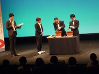 土肥ポン太プロデュースの植花式。31日の間にぐんぐん育つ苗を植えて、その成長を楽しむという意義のある儀式。しかし竹若に与えられたのは、竹若が嫌いなトマトの苗（これをきっかけにトマト嫌いを解消して欲しいとの配慮らしい）。さらに、木村にナスの苗を用意したポン太は「秋ナスは嫁に食わすなって…あ、失敬！」と、離婚の傷が癒えない木村に塩を塗った。 (c)よしもとクリエイティブ・エージェンシー