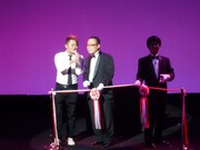 りあるキッズゆうきプロデュースのテープカット。しかし主役の二人をほったらかしにして、自らのお祝いソングに陶酔。 (c)よしもとクリエイティブ・エージェンシー