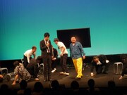 バッファロー吾郎と親しいバタヤス(新喜劇座長の川畑泰史)は、イベントにいちゃもんをつけて割り込んでくるという超ベタな展開で登場。もちろん、舞台上のみんなは新喜劇お約束の「コケ」っぷりを披露。 (c)よしもとクリエイティブ・エージェンシー