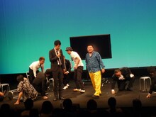 バッファロー吾郎と親しいバタヤス（新喜劇座長の川畑泰史）は、イベントにいちゃもんをつけて割り込んでくるという超ベタな展開で登場。もちろん、舞台上のみんなは新喜劇お約束の「コケ」っぷりを披露。 (c)よしもとクリエイティブ・エージェンシー