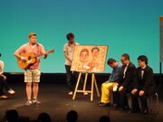 理解不能なロッシーの超次元的占い、くーちゃん直筆の似顔絵贈呈(でも描かれているのは……)、オゲレツな生歌のプレゼントなど、先輩の記念イベントで好き勝手にやらかす野性爆弾。 (c)よしもとクリエイティブ・エージェンシー