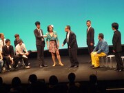 「それって不吉ちゃうん?」という意見を無視して、般若心経の読誦をプレゼントした笑い飯哲夫に続いて登場したのは、以前に木村が婚活するイベントで振られたという西田ヒカルさん。ショムニを意識した立ち姿がお見事。 (c)よしもとクリエイティブ・エージェンシー