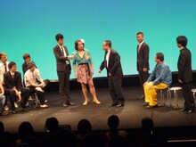 「それって不吉ちゃうん？」という意見を無視して、般若心経の読誦をプレゼントした笑い飯哲夫に続いて登場したのは、以前に木村が婚活するイベントで振られたという西田ヒカルさん。ショムニを意識した立ち姿がお見事。 (c)よしもとクリエイティブ・エージェンシー