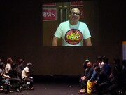 10年前に木村が「10年後の自分へ」と撮影していたビデオレター、10年後の木村が未来からタイムマシンを使って送ってきたというメッセージを公開。でも、この芸人は木村本人ではなくあの芸人なのでは……!? (c)よしもとクリエイティブ・エージェンシー