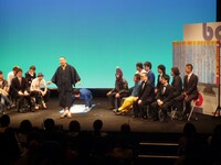 スペシャルゲストの市川AB蔵（レイザーラモンRG）は、石井明美さんのヒット曲「CHA-CHA-CHA」の軽快なBGMにあわせて「あるある」ネタを披露。 (c)よしもとクリエイティブ・エージェンシー