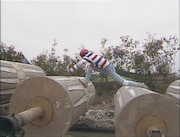 脱落者続出だった「ローラーゲーム」。高さの違うローラーを次々に飛び移り、向こう岸まで渡りきるとクリア。(c)TBS