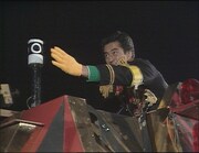 「行けーっ!」という決めゼリフで攻撃軍を鼓舞する谷隊長。(c)TBS