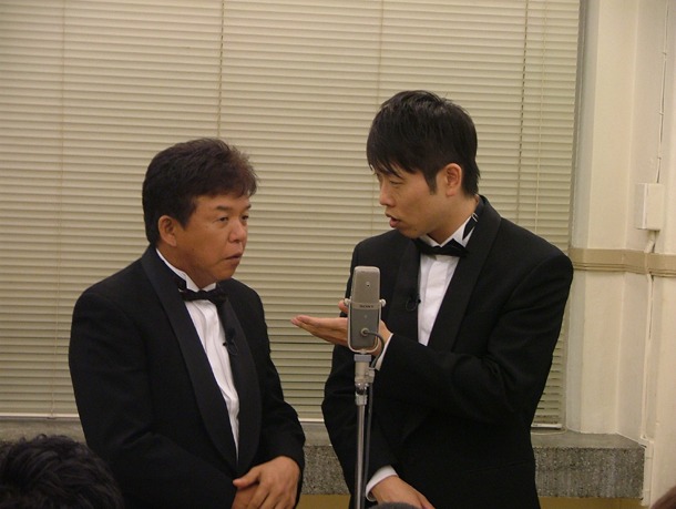 会見はコント仕立て、即興漫才は真剣。