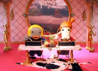 左が海原ともこ演じるドント、右が海原やすよ演じるノット。漫才のシーンでは実際の舞台さながらのマシンガントークと絶妙なボケ・ツッコミを見せる。