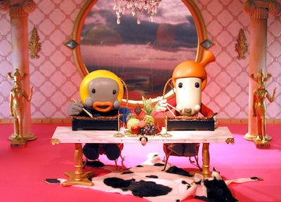 左が海原ともこ演じるドント、右が海原やすよ演じるノット。漫才のシーンでは実際の舞台さながらのマシンガントークと絶妙なボケ・ツッコミを見せる。