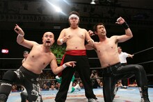 「まねんのか！」2008年大会の一幕。左から神奈月扮する武藤敬司、ザ・たっちかずや扮する橋本真也、原口あきまさ扮する蝶野正洋。モノマネながら闘魂三銃士がそろい踏み。