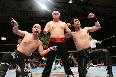 「まねんのか！」2008年大会の一幕。左から神奈月扮する武藤敬司、ザ・たっちかずや扮する橋本真也、原口あきまさ扮する蝶野正洋。モノマネながら闘魂三銃士がそろい踏み。