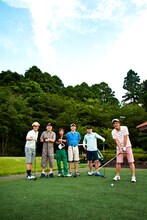 晴天に恵まれたこの日のラウンド。場所などを仕切ったのは、吉本の福山雅治こと大山英雄。（c）ALBA