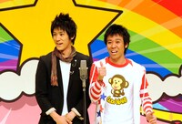 左がツッコミの瀬戸洋祐、右がボケ担当のウーイェイよしたか。