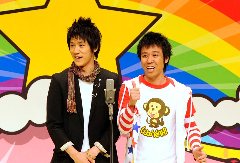 左がツッコミの瀬戸洋祐、右がボケ担当のウーイェイよしたか。