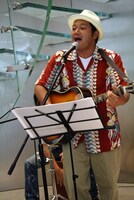 インストアライブではパーカッショニストとのアコースティックユニットを結成し、アルバム収録曲を披露。