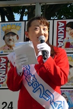 ウグイス嬢として登場したエド・はるみ。舞台上では「グ～」を封印していたが、囲み取材で映画の感想を求められると、条件反射的に「グ～」とポロリ。