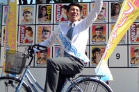 自転車に乗って颯爽と登場するゴリ党首。