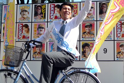 自転車に乗って颯爽と登場するゴリ党首。