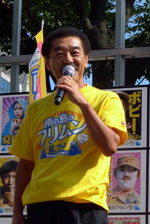 「今日のために沖縄からやってきました。（今日の新宿は）沖縄よりも暑いですね。みなさんも映画を観て元気になって下さい」（具志堅）