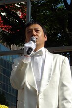 「最近は芸人が映画を撮る機会が増えましたが、ゴリの映画も素晴らしい！　スクリーンで笑いをとるのは難しいのですが、さすがゴリですね。完璧な仕上がりでした。ぜひ映画館に足を運んで観ていただきたい。椅子の向いている方向がスクリーンでございます！」と板尾。自身の長編監督作「板尾創路の脱獄王」は2010年正月に公開予定。