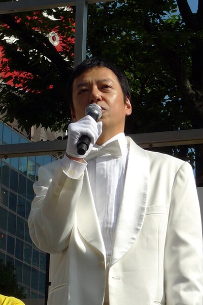 「最近は芸人が映画を撮る機会が増えましたが、ゴリの映画も素晴らしい！　スクリーンで笑いをとるのは難しいのですが、さすがゴリですね。完璧な仕上がりでした。ぜひ映画館に足を運んで観ていただきたい。椅子の向いている方向がスクリーンでございます！」と板尾。自身の長編監督作「板尾創路の脱獄王」は2010年正月に公開予定。