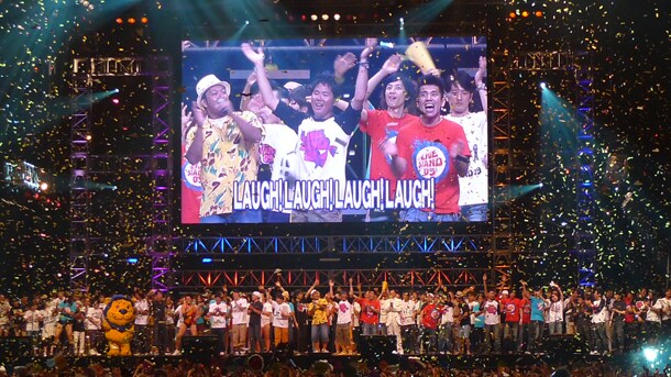 コンベンションホールならではのダイナミックな演出が堪能できるのもLIVE STANDの醍醐味。