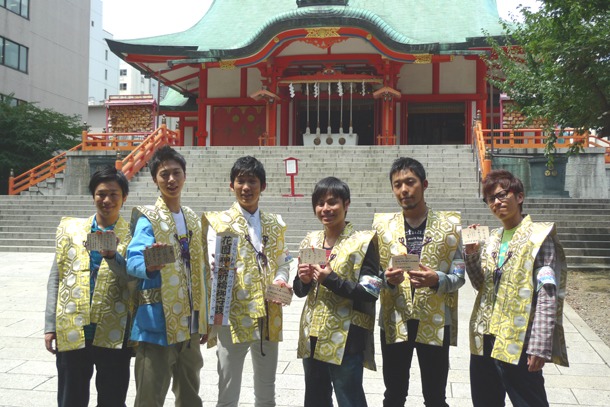 花園神社をバックに自信満々の表情を見せる3組。