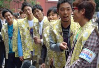 囲み取材ではレコーディングの裏話を披露。