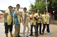 「HOME TOWN」のヒットを祈願したはんにゃ、NON STYLE、オリエンタルラジオの3組。