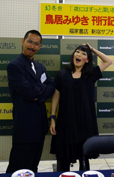 鳥居が“38番目にかわいがっている”後輩、フラメン前田が「野田社長」に扮して登場。すべり倒す野田社長に鳥居が素で笑ってしまう場面も。