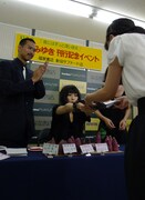 やや緊張した面持ちで自著を手渡していく。