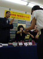 やや緊張した面持ちで自著を手渡していく。