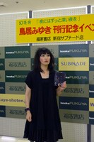 カメラマンの「こちらに笑顔をください！」というリクエストにしっかりと応える鳥居。