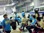 決勝トーナメント前の楽屋。くつろいでいるギャガーや緊張しているギャガー、ギャグを練習するギャガーなどさまざま。