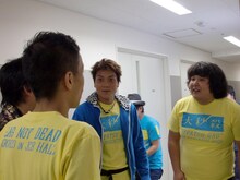 COWCOWの2人と話すサバンナ八木、ガリガリガリクソン。「なんの話してんねん？」（よし）「タニマチの話です」（八木）